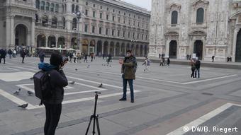Студент Сержио делает селфи в защитной маске перед Миланским собором