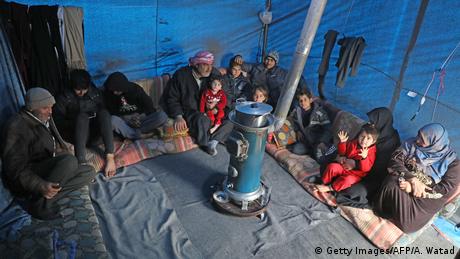 Στις σκηνές ζουν συνήθως πάνω από δέκα μέλη μιας οικογένειας. Πολλοί καταυλισμοί έχουν ελλείψεις στα φάρμακα, τα τρόφιμα και τον ρουχισμό. Γιατροί που βρίσκονται εκεί μιλούν για υποσιτισμένα παιδιά. Οι θερμοκρασίες πέφτουν συχνά κάτω από το μηδέν. Πρόσφυγες έχουν χάσει ήδη τη ζωή τους λόγω των χαμηλών θερμοκρασιών.