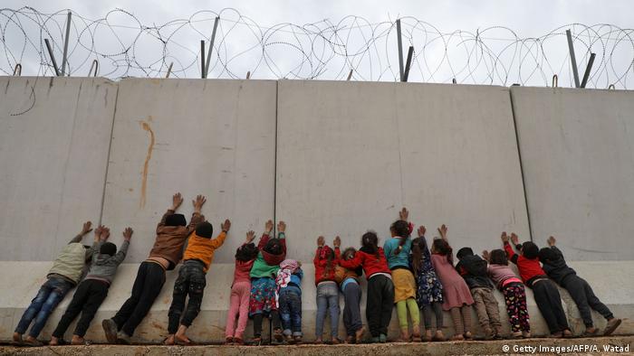الحدود التركية مغلقة بوجه أطفال إدلب النازحين