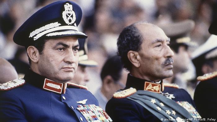 حسني مبارك مع الرئيس المصري الأسبق أنور السادات