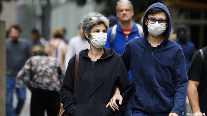 Brasileiros usam máscara em São Paulo