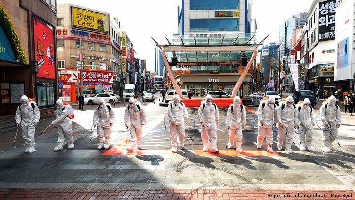 Soldados del ejército surcoreano desinfectan con aerosol una calle en Daegu (27.02.2020)