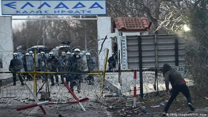 Закрытый после столкновений беженцев с полицией пограничный пункт на турецко-греческой границе 