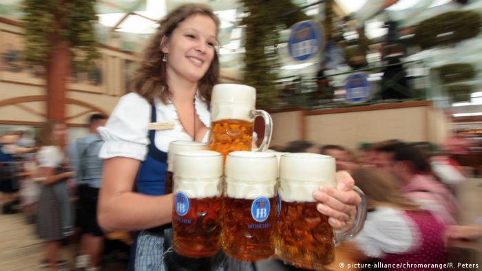 Kellnerin im Festzelt stemmt Maßkrüge Bier (picture-alliance/chromorange/R. Peters)