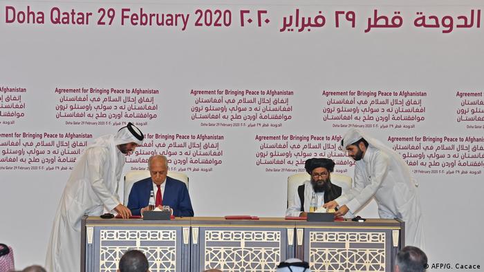 El representante especial para la reconciliación de Afganistán, Zalmay Khalilzad, y el cofundador del grupo talibán Mullah Abdul Ghani Baradar firman el acuerdo en Catar, Doha (29.02.2020)