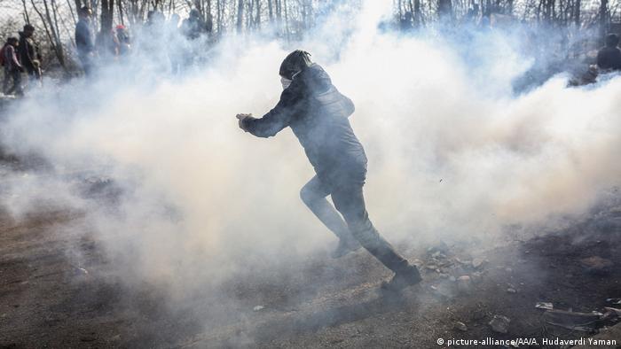 Грецькі правоохоронці застосовують проти мігрантів сльозогінний газ та світлошумові гранати