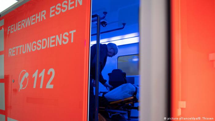 Deutschland Essen | Coronavirus | Rettungsfahrzeug Infektions-Patienten der Feuerwehr