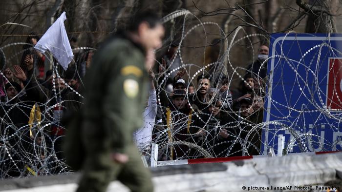 Migrants at the Turkish-Greek border (picture-alliance/AP Photo/G. Papanikos)