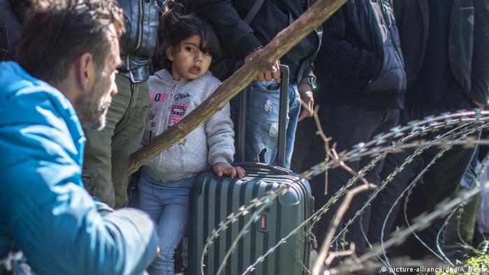 Göçmenler perşembe gününden bu yana Türkiye-Yunanistan sınırında bekliyor