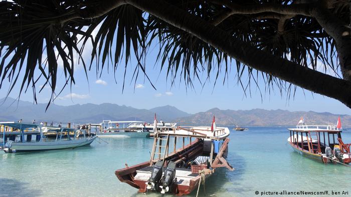 Архипелаг Гили у острова Ломбок в Индонезии. Лодки ждут иностранных любителей дайвинга 