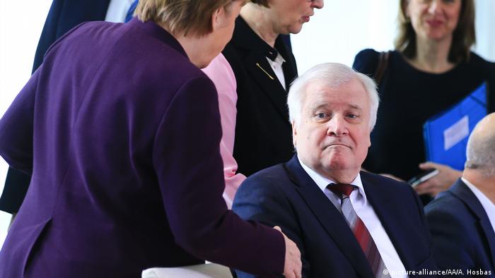 German Interior Minister Horst Seehofer didn't shake hands with the Chancellor Merkel (picture-alliance/AA/A. Hosbas)