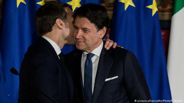 Emmanuel Macron kissing Giuseppe Conte (picture-alliance/NurPhoto/P. Manzo)