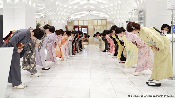 Employees dressed in kimonos practice a greeting bow ahead of the opening of a New Year sale at a Mitsukoshi department store in Tokyo (picture-alliance/dpa/MAXPPP/Kyodo)