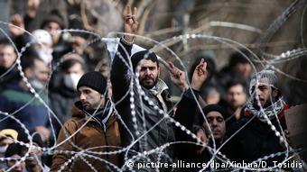 Μετανάστες στα κλειστά ελληνοτουρκικά σύνορα στις αρχές Μαρτίου