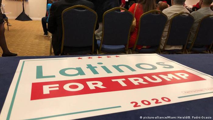 Pancarta de Latinos for Trump.