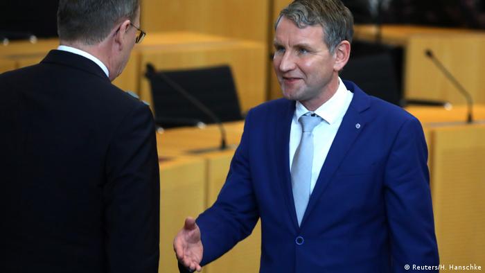 Thüringen Erfurt Landtag Ministerpräsident Ramelow verweigert Höcke Handschlag (Reuters/H. Hanschke)