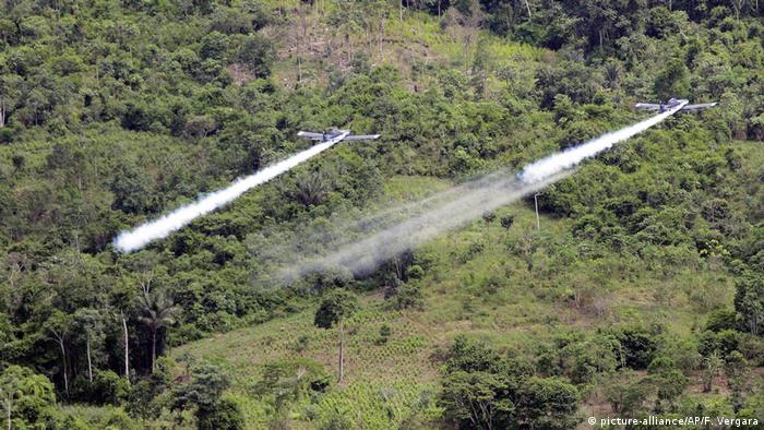 Aviões pulverizadores sobrevoam plantações de cocaína em 2006