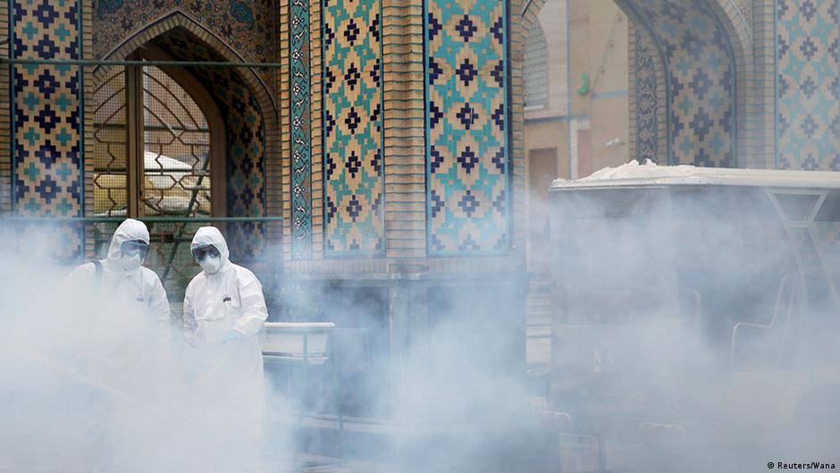 Coronavirus im Iran Mashhad Desinfektionsmittel in Innenräumen heiliger Schrein von Imam Reza 