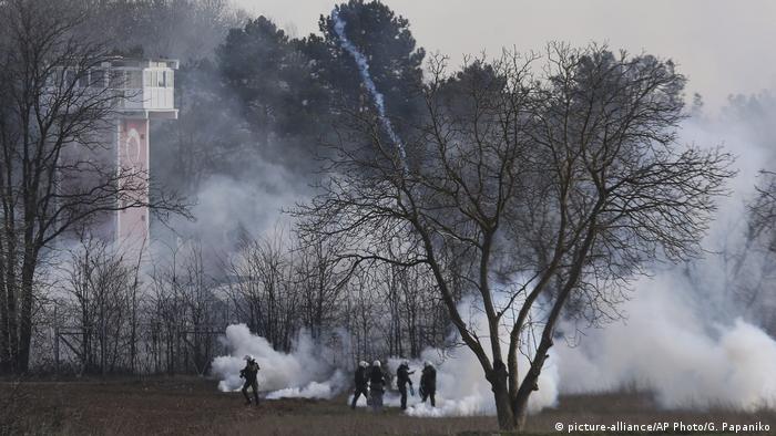 Griechenland Grenze Evros-Fluss Polizei schießt Tränengas (picture-alliance/AP Photo/G. Papaniko)