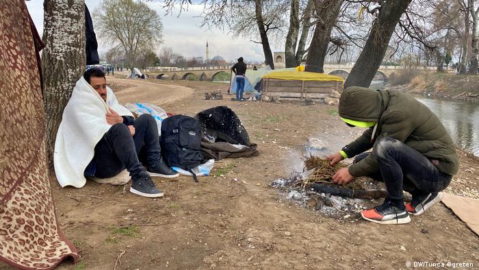 Türkei Migranten warten an Grenze zu Griechenland