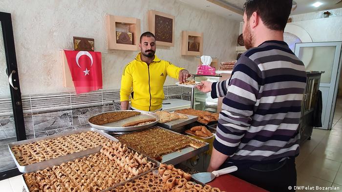 Tatlıcı dükkanı işleten Firaz Beğdaş Reyhanlı'da daha çok destek gördüğünü anlatıyor