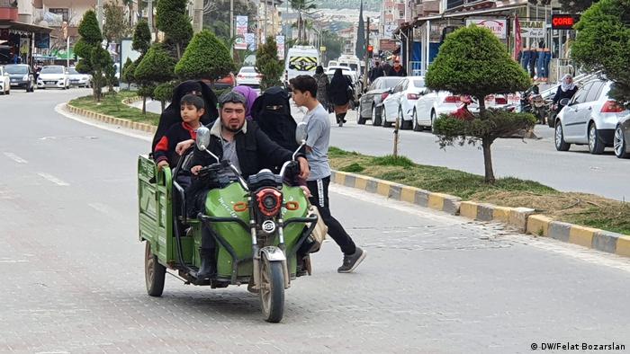 Suriyeliler gündelik yaşamda ulaşım aracı olarak sıklıkla motosiklet kullanıyor