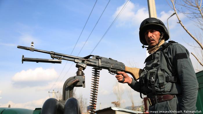 An Afghan security force member holds a gun (imago images/Xinhua/A. Rahmatullah)