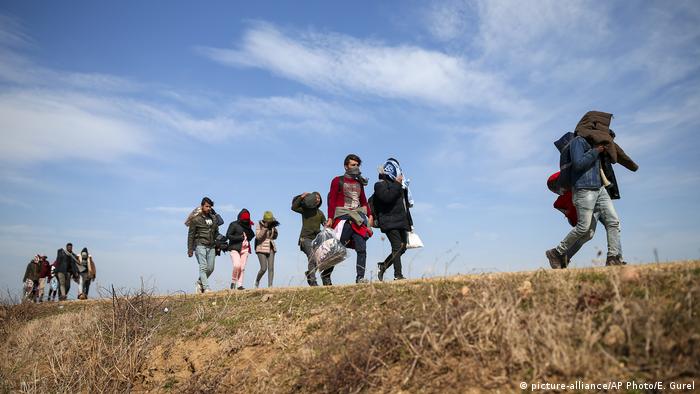 آلاف اللاجئين تدفقوا في الأيام الأخيرة نجو الحدود اليونانية عقب فتح تركيا الحدود لهم