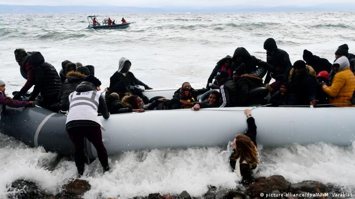 Türkiye'den hareket eden bir grup göçmen Yunanistan'ın Midili Adası'na ulaştı (29 Şubat 2020)