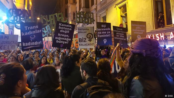 Türkei Polizeieinsatz Frauentag Protestzug in Istanbul