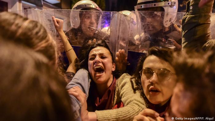 La Policía reprime a mujeres en Estambul durante la marcha del Día Internacional de la Mujer. (8.03.2020).