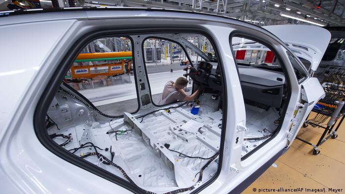 Trabalhador monta uma carroceria do modelo elétrico ID.3 na fábrica da VW em Zwickau