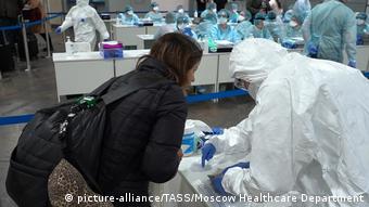 Russland Moskau Kontrollen wegen Coronavirus am Flughafen Scheremetjewo (picture-alliance/TASS/Moscow Healthcare Department)