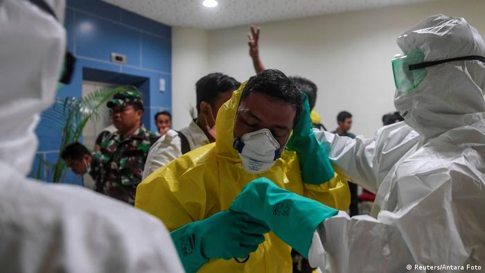 Indonesien | Medizinische Angestellte tragen Sicherheitsanzüge vor evakuierung der Crew der Diamond Princess (Reuters/Antara Foto)