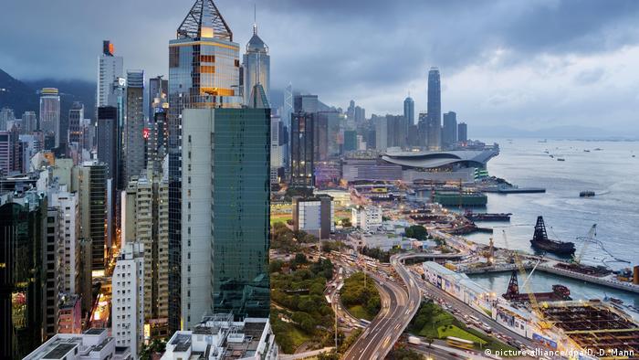 Hong Kong, Blick vom Hotel The Excelsior auf das Verkehrsknotenpunkt... (picture-alliance/dpa/D.-D. Mann)