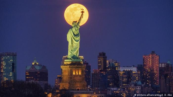 USA coronavirus Statue of Liberty in New York City (picture-alliance/dpa/J. D. Ake)