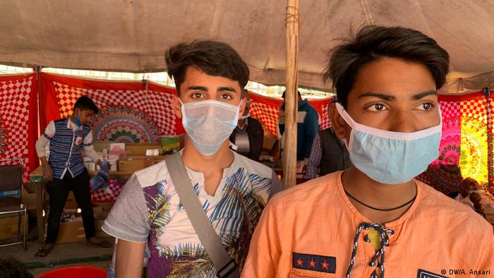 Boys wearing masks in New Delhi, India. (DW/A. Ansari)