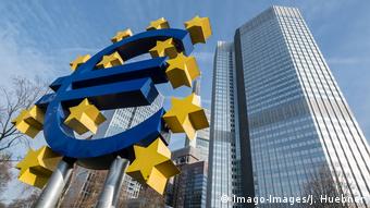 Deutschland Corona | Euro Symbol am Willy Brandt Platz Frankfurt (Imago-Images/J. Huebner)