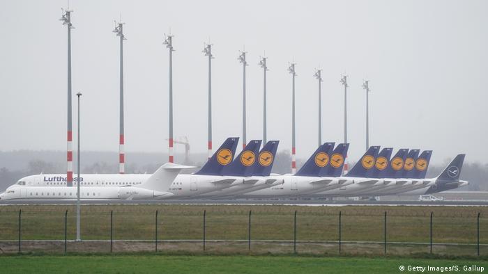 Berlin: Parkende Lufthansa Flugzeuge (Getty Images/S. Gallup)