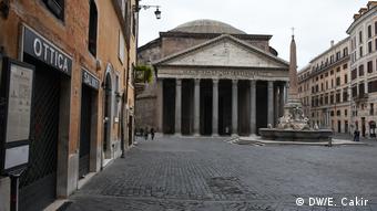 Roma'nın sembollerinden Pantheon'un önündeki meydanda, deyim yerinde ise in cin top oynuyor.