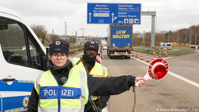 عناصر من الشرطة عند الحدود الألمانية الفرنسية يراقبون مدى الإلتزام بقرارات الإغلاق التي أتخذت بسبب تفشي وباء كورونا