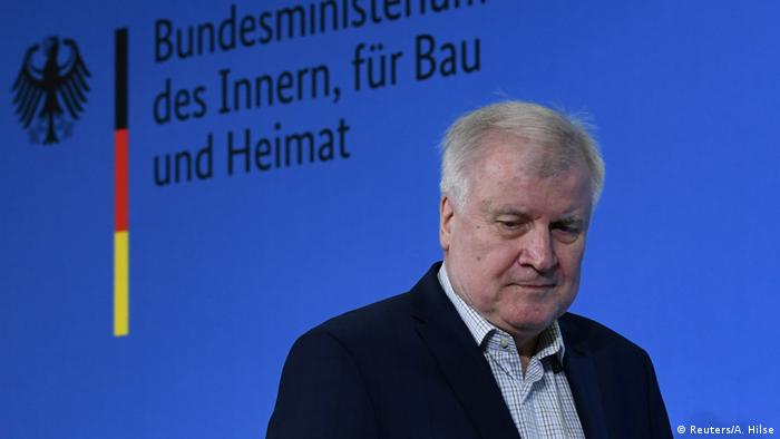 وزير الداخلية الألمانية هورست زيهوفر في مؤتمر صحفي عقده في برلين عن تطورات فيروس كورونا بتاريخ 15مارس/آذار 2020
