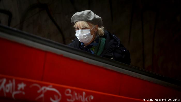 Žena s maskom (Getty Images/AFP/O. Bunic)