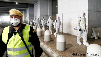 Spanien Malaga Malaga-Costa del Sol international airport| Coronavirus | Desinfektion (Reuters/J. Nazca)