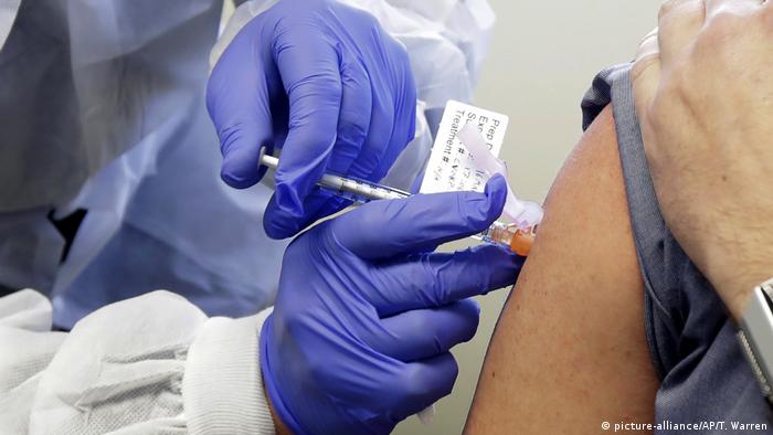 Impfung COVID-19 (picture-alliance/AP/T. Warren)
