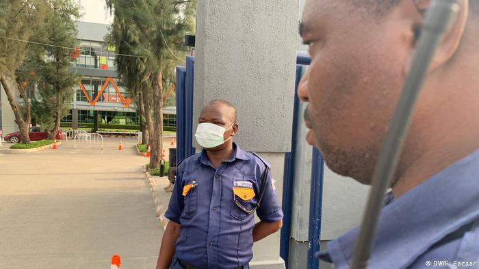 Security guards in Lagos | Coronavirus | Temperaturmessung (DW/F. Facsar)