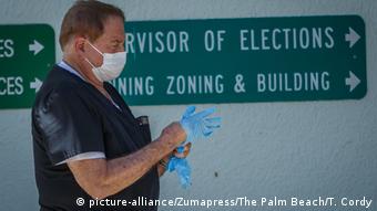 Με μάσκα και γάντια στα χέρια ο ψηφοφόρος πηγαίνει στο εκλγογικό κέντρο για να ρίξει ο ίδιος την ψήφο του