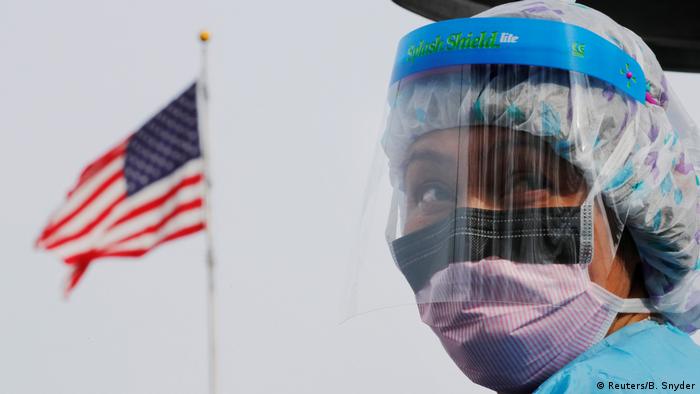 Пациентка в защитной маске на фоне американского флага