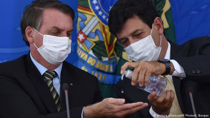 Bolsonaro y Mandetta, aplicando medidas de protección e higiene. 