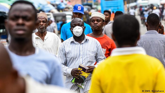 A Dar es Salaam resident putting on a protective mask to prevent the spread of coronavirus (DW/E. Boniphace)